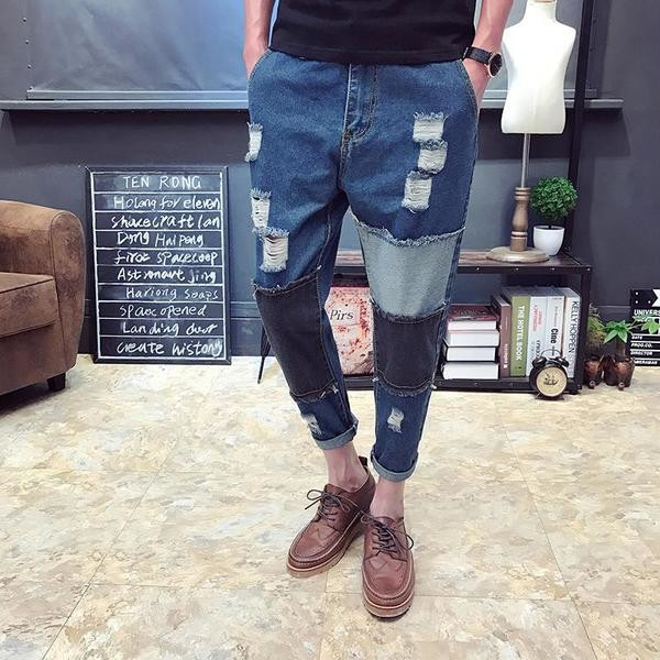 Много модерни мъжки пролетни дънки с разноцветни кръпки