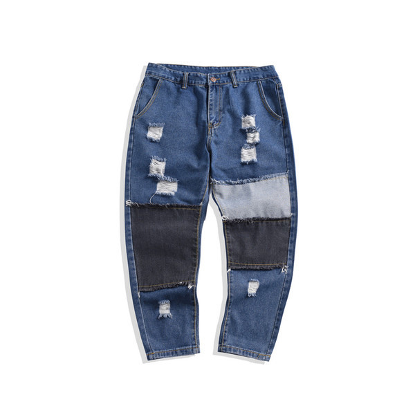 Много модерни мъжки пролетни дънки с разноцветни кръпки