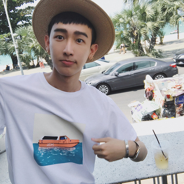 Мъжка спортна тениска в черно и бяло с щампа