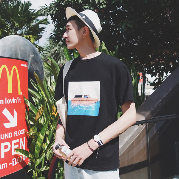 Мъжка спортна тениска в черно и бяло с щампа