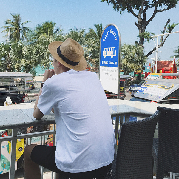 Мъжка спортна тениска в черно и бяло с щампа