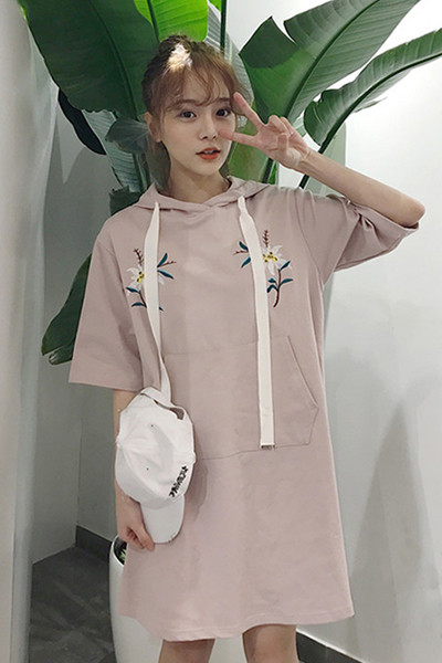 Интересна модерна рокля с качулка, флорални мотиви и висящи връзки