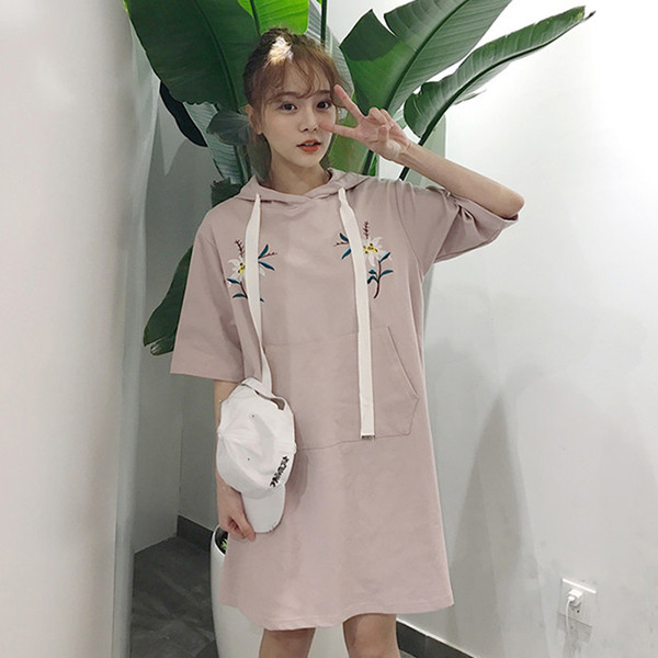 Интересна модерна рокля с качулка, флорални мотиви и висящи връзки