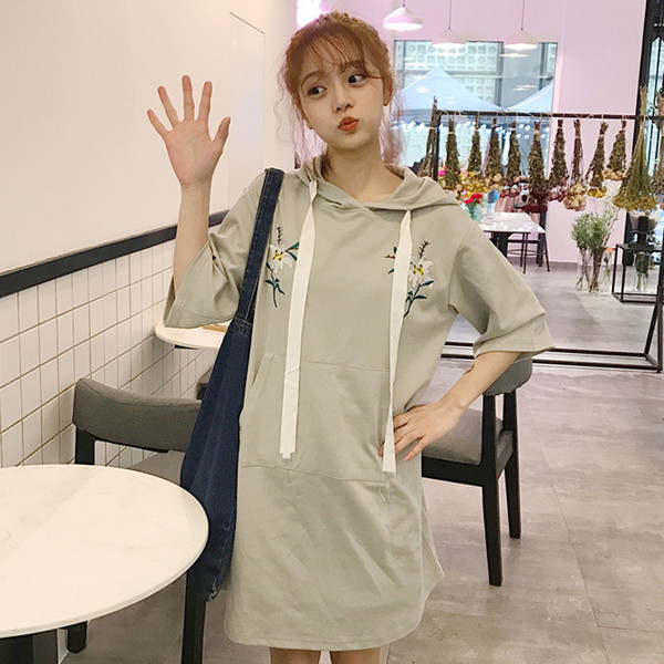 Интересна модерна рокля с качулка, флорални мотиви и висящи връзки