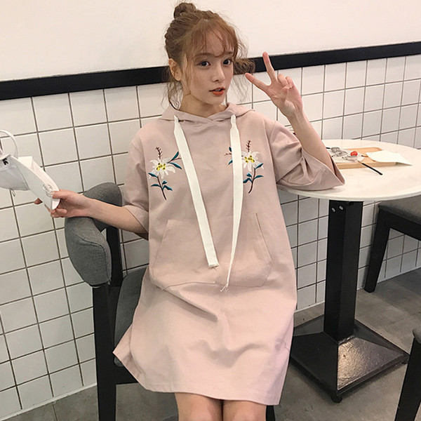 Интересна модерна рокля с качулка, флорални мотиви и висящи връзки