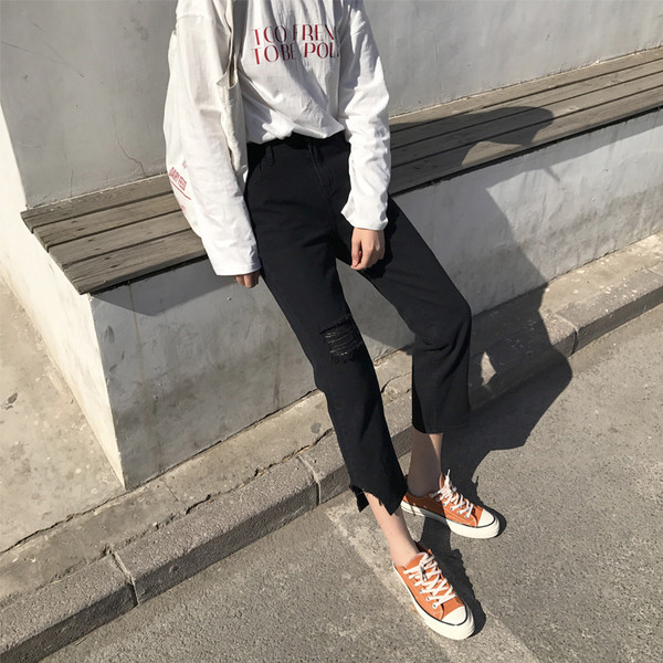 Дамски дънки с цепка на коляното и висока талия