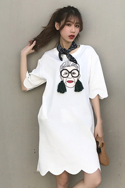 Ασυνήθιστη κυρίες φόρεμα με ενδιαφέροντα κινούμενα σχέδια για την άνοιξη και το καλοκαίρι