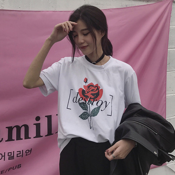 Свежа актуална дамска тениска с роза