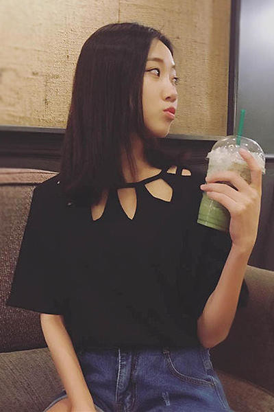 Πολύ ενδιαφέρον κυρίες μπλούζα με λαιμόκοψη τρύπες