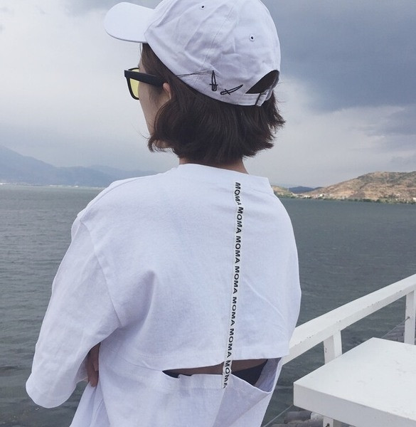 Страхотна дамска тениска тип туника с щампа и цепка на гърба