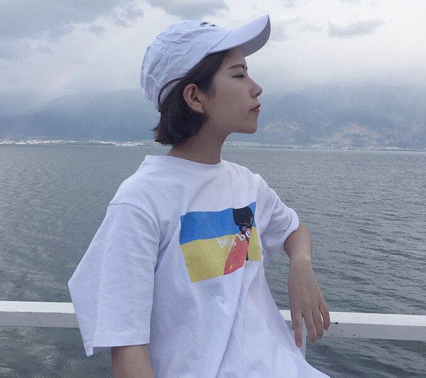 Страхотна дамска тениска тип туника с щампа и цепка на гърба