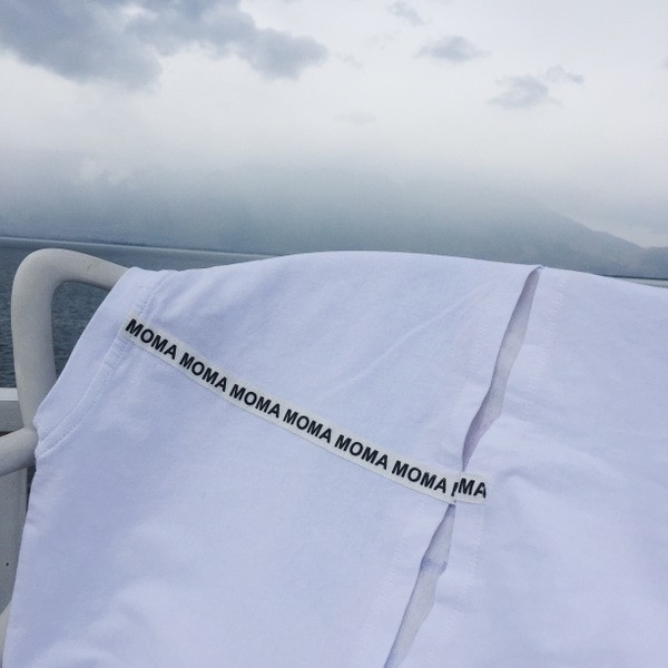 Страхотна дамска тениска тип туника с щампа и цепка на гърба