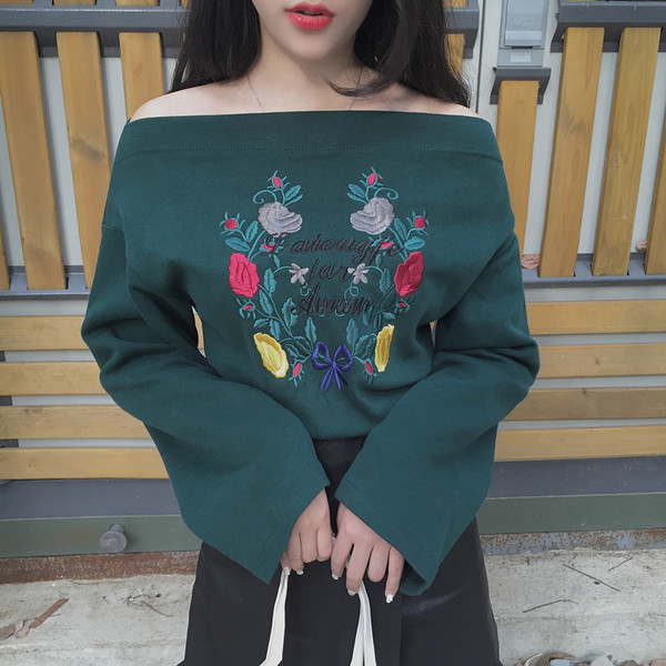 Дамска спортно-елегантна блуза с бродерия широк ръкав и паднало рамо