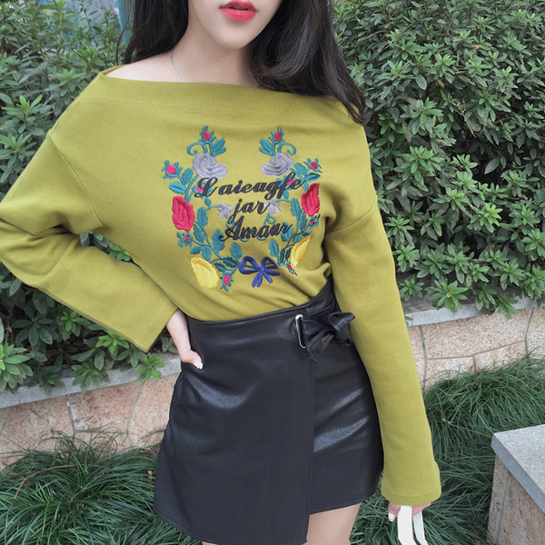 Дамска спортно-елегантна блуза с бродерия широк ръкав и паднало рамо