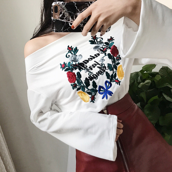 Дамска спортно-елегантна блуза с бродерия широк ръкав и паднало рамо