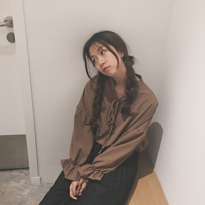 Много красива дамска блуза с дълъг ръкав и връзки около врата