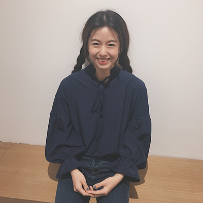 Много красива дамска блуза с дълъг ръкав и връзки около врата