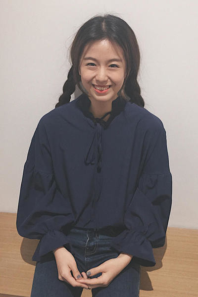 Много красива дамска блуза с дълъг ръкав и връзки около врата