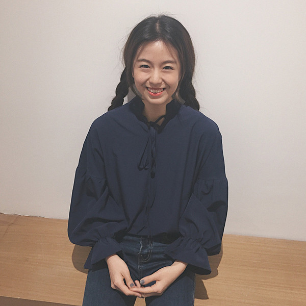 Много красива дамска блуза с дълъг ръкав и връзки около врата