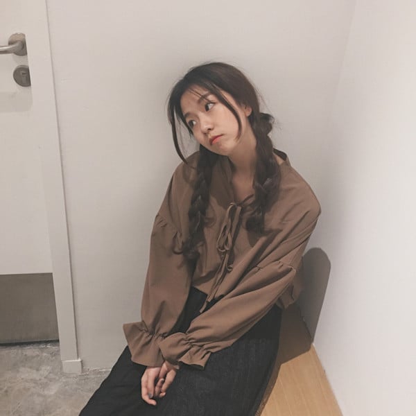 Много красива дамска блуза с дълъг ръкав и връзки около врата