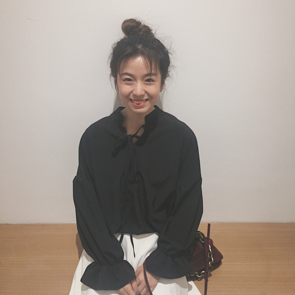 Много красива дамска блуза с дълъг ръкав и връзки около врата