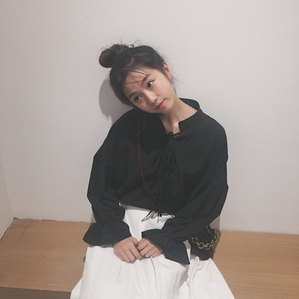 Много красива дамска блуза с дълъг ръкав и връзки около врата