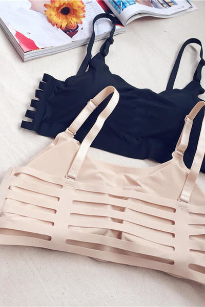 Много нежни женски бюстиета в три цвята