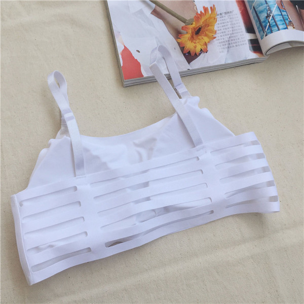 Много нежни женски бюстиета в три цвята