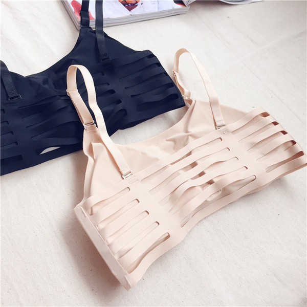 Много нежни женски бюстиета в три цвята