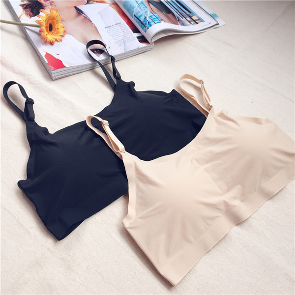 Много нежни женски бюстиета в три цвята