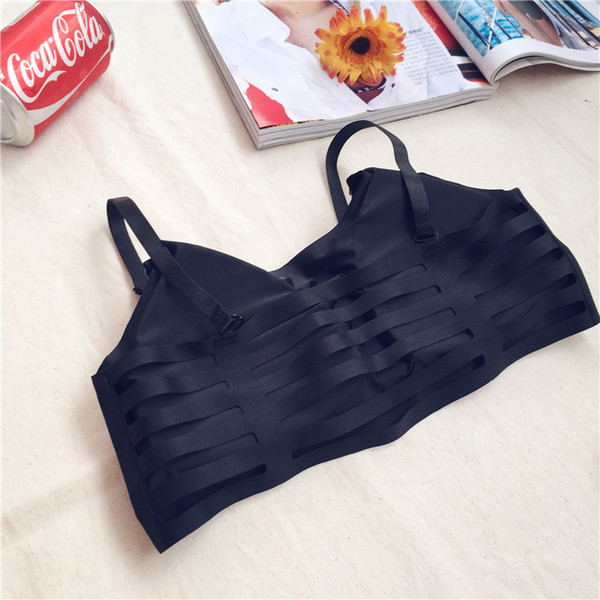 Много нежни женски бюстиета в три цвята