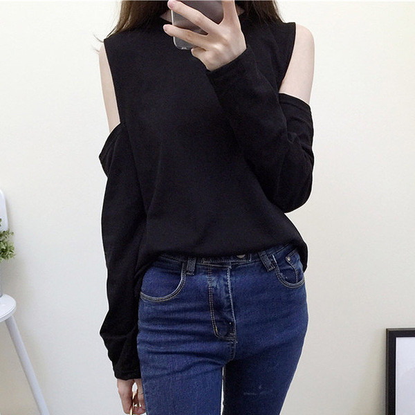 Страхотна дамска блуза изрязана на рамото с широки ръкави