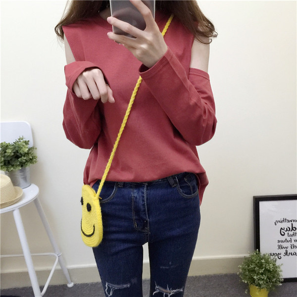 Страхотна дамска блуза изрязана на рамото с широки ръкави