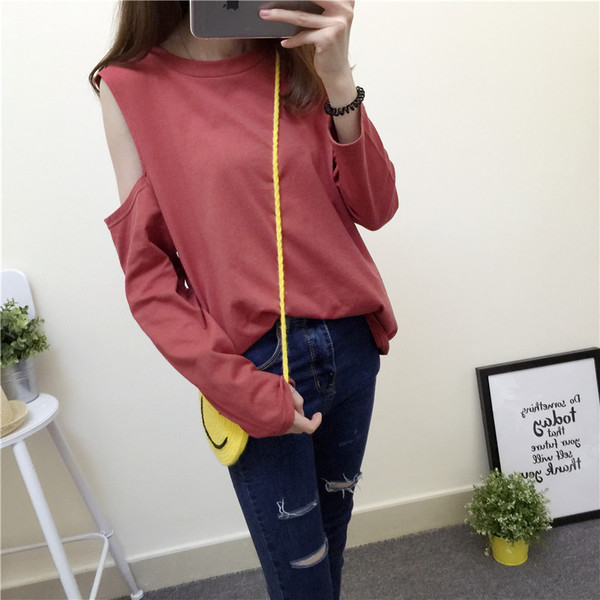 Страхотна дамска блуза изрязана на рамото с широки ръкави