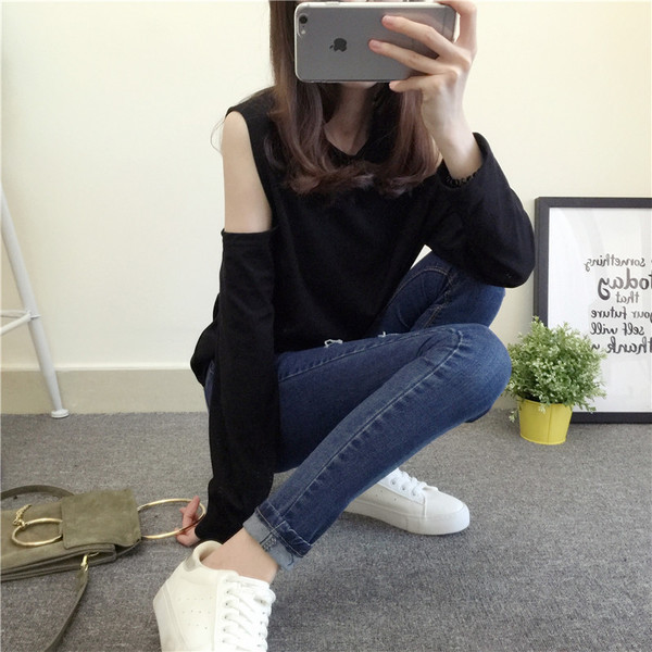 Страхотна дамска блуза изрязана на рамото с широки ръкави