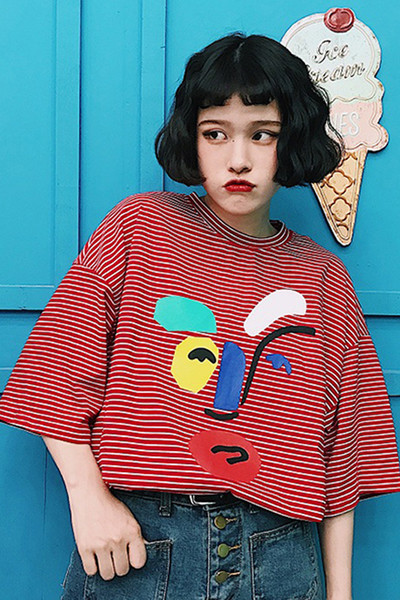 Раирана дамска блуза с къс ръкав и апликация