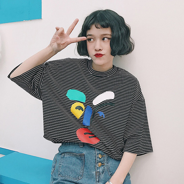 Раирана дамска блуза с къс ръкав и апликация