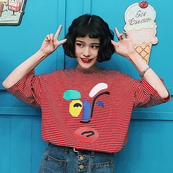 Раирана дамска блуза с къс ръкав и апликация