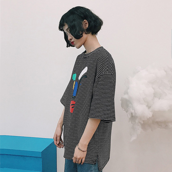 Раирана дамска блуза с къс ръкав и апликация