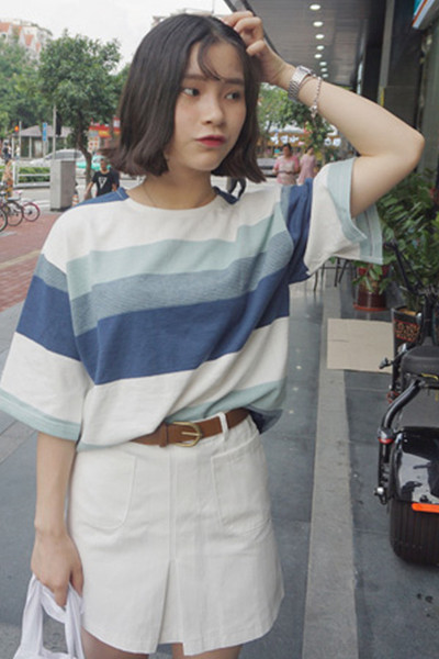 κομψό πουκάμισο γυναικών με φαρδιά μανίκια στην ιριδίζουσα