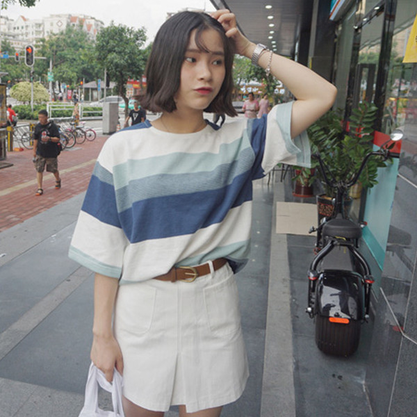 κομψό πουκάμισο γυναικών με φαρδιά μανίκια στην ιριδίζουσα