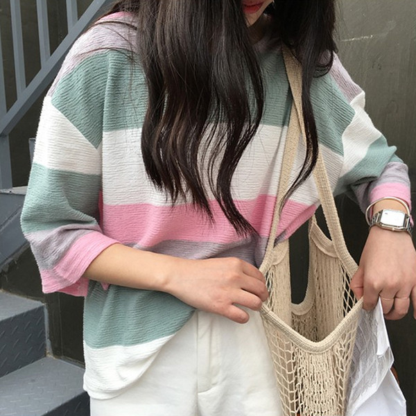 κομψό πουκάμισο γυναικών με φαρδιά μανίκια στην ιριδίζουσα