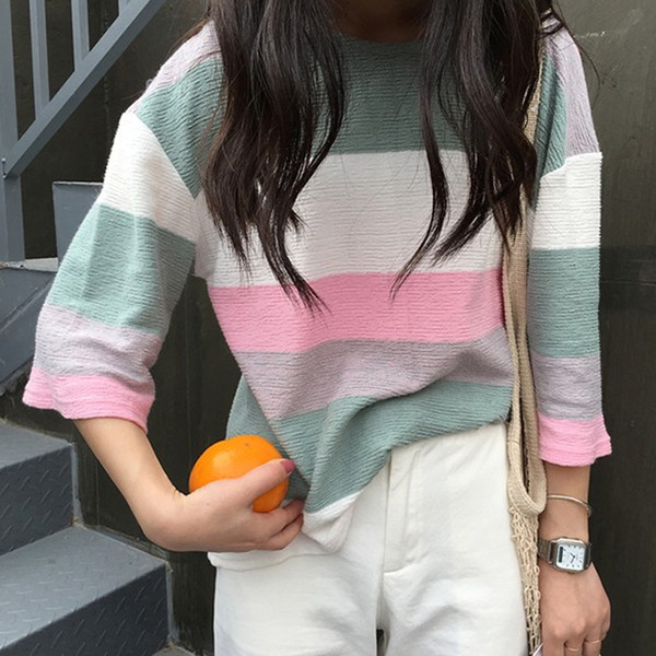 κομψό πουκάμισο γυναικών με φαρδιά μανίκια στην ιριδίζουσα