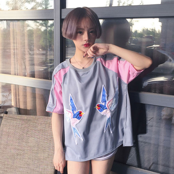 Спортно-елегантна женска копринена тениска с бродерия лястовички