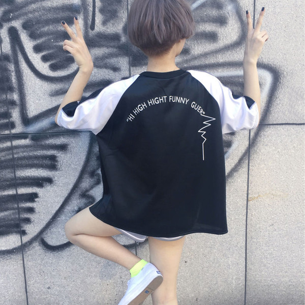 Спортно-елегантна женска копринена тениска с бродерия лястовички