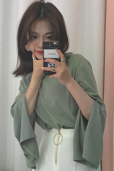 Изключително стилна дамска блуза с дълги ръкави и паднало рамо