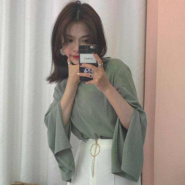 Изключително стилна дамска блуза с дълги ръкави и паднало рамо