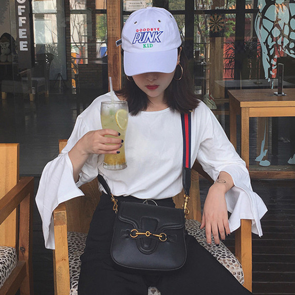 Изключително стилна дамска блуза с дълги ръкави и паднало рамо