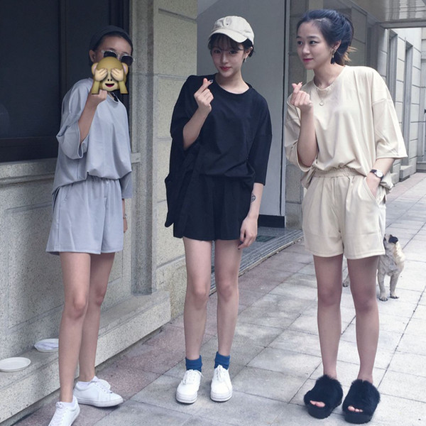 Μοντέρνο γυναικείο σύνολο σε τρία χρώματα