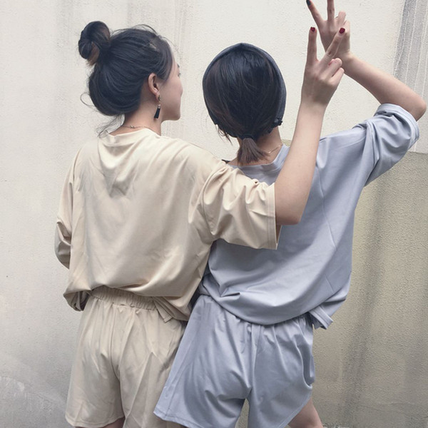 Μοντέρνο γυναικείο σύνολο σε τρία χρώματα